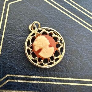 Vintage MCM Hedison Mfg Costume Cameo Pendant